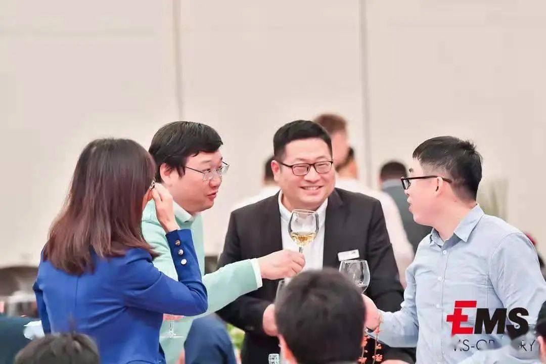 点击进入看图评论 现场有多红,气氛有多浓!艾曼斯新能源汽车...(图53)